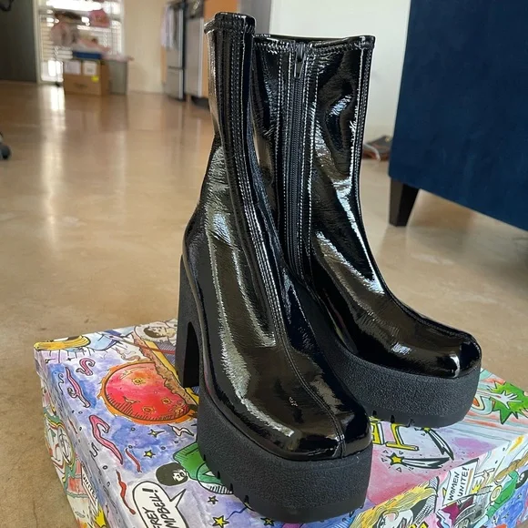 Jeffrey Campbell- Refresh Boot Black Crinkle Patent
Size W7.5 - Picture 2 of 7